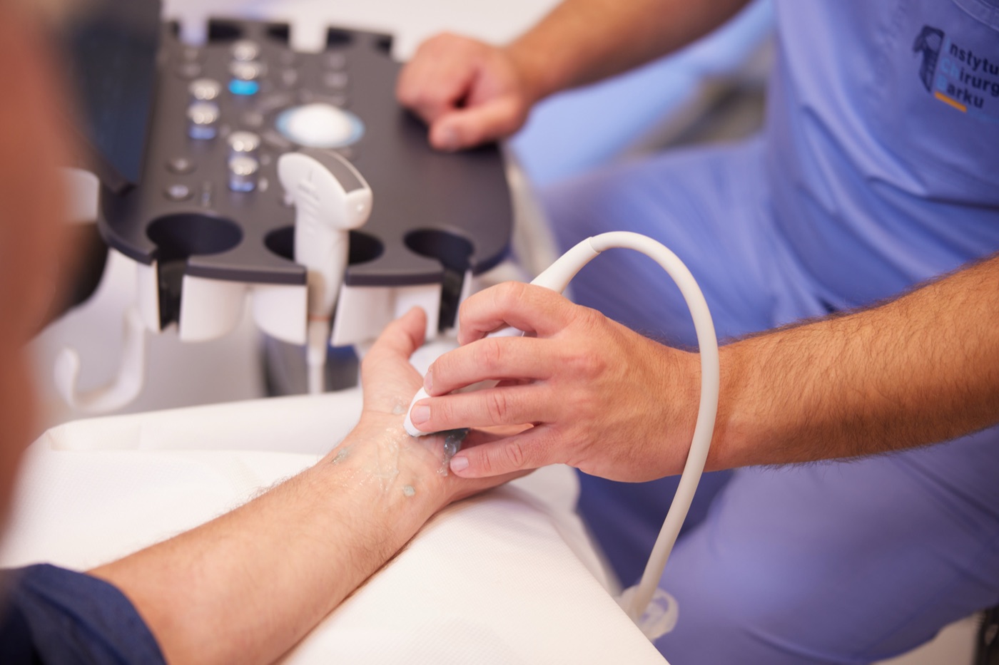 Diagnostyka USG nadgarstka - głowica USG w okolicy kanału nadgarstka