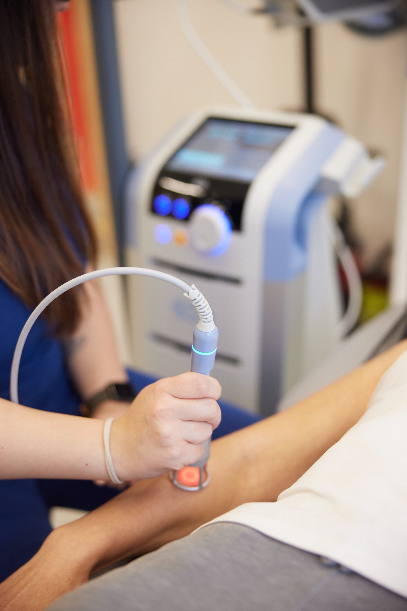 Rehabilitacja ręki i nadgarstka: terapia manualna i nowoczesny sprzęt